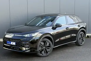 Volkswagen T-Roc 2026 noir ébène en 3/4 avant droit, avec jantes noires et projecteurs IQ.Light Matrix LED.