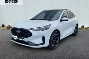 Ford Kuga blanc glacier en 3/4 avant droit avec jantes alu noires et toit ouvrant panoramique visible