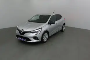 Renault Clio V gris platine vue 3/4 avant droit dans un studio, avec phares LED allumés et jantes alliage.