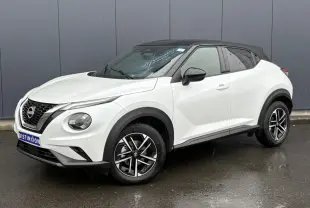 Nissan Juke blanc nacré en 3/4 avant droit avec toit noir et jantes alliage 17 pouces.