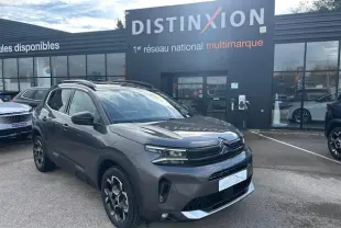 Citroën C5 Aircross gris platinium métal en 3/4 avant droit avec calandre noir brillant et jantes diamantées.