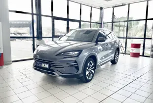 Vue 3/4 avant droit du BYD SEAL U hybride rechargeable en gris Time Grey, avec jantes bicolores et calandre épurée.