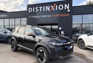 Dacia Bigster noir nacré en 3/4 avant droit, avec rétroviseurs brun cuivré et jantes alliage 18 pouces.