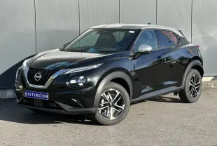 Nissan Juke noir métallisé en 3/4 avant droit, avec jantes alliage et calandre distinctive V-Motion.