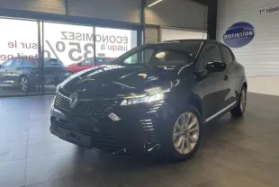 Renault Clio 2025 noir étoilé vue 3/4 avant droit en showroom avec jantes alu et feux LED allumés.