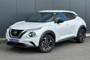 Nissan Juke blanc nacré en 3/4 avant droit, avec jantes alliage noires et détails noirs contrastants.