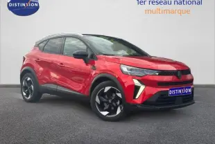 Renault Captur 2025 Rouge Flamme/Noir Etoilé en 3/4 avant droit, avec jantes noires et détails lumineux distinctifs.
