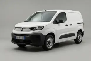 Vue 3/4 avant droite d'un Citroën Berlingo blanc 2025 avec pare-chocs noirs et jantes acier 15 pouces.