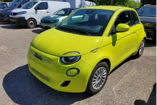 Fiat 500 électrique jaune Acid vue 3/4 avant droit, avec phares ronds et jantes argentées détaillées.