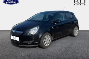 Opel Corsa noire vue en 3/4 avant droit, compacte cinq portes avec jantes acier et phares larges.