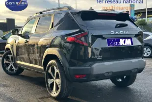 Vue 3/4 arrière droite du Dacia Duster 1.8 hybrid 155ch Journey noir nacré métallisé avec jantes distinctives.