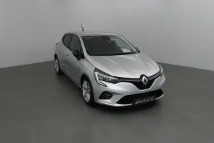 Renault Clio V gris platine vue 3/4 avant droit, avec phares LED et calandre noire distinctive.