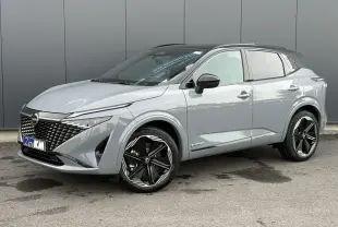 Nissan Qashqai gris Ceramic en 3/4 avant droit avec toit noir panoramique et jantes alliage 20 pouces noires.