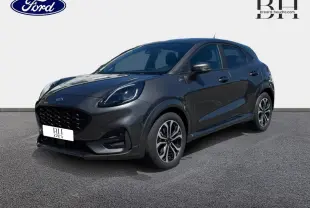 Ford Puma 2024 gris Solar métallisé en vue 3/4 avant droit, avec jantes alliage et vitres arrière surteintées.