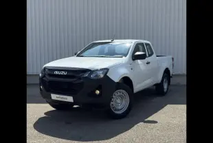 Pick-up Isuzu D-MAX blanc Splash White vu en 3/4 avant droit avec calandre noire et jantes acier.