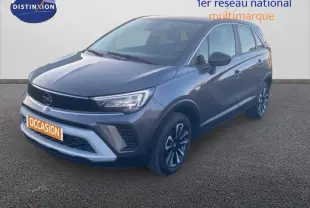 Opel Crossland gris foncé en 3/4 avant droit avec jantes alliage 17 pouces et calandre noire distinctive.