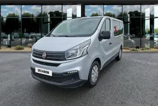 FIAT Talento Fourgon gris clair vu en 3/4 avant droit, avec calandre noire et feux halogènes visibles.