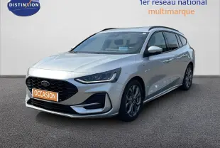 Ford Focus SW gris lunaire métal vue 3/4 avant droit, avec calandre noire et jantes alliage.