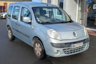 Renault Kangoo bleu ciel vu en 3/4 avant droit, avec portes latérales coulissantes et phares antibrouillard.