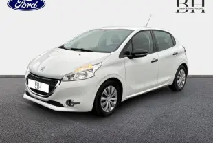 Peugeot 208 blanc banquise vue 3/4 avant droit, compacte cinq portes avec phares halogènes allumés.