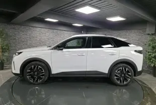 Peugeot 3008 blanc vue de profil côté gauche, jantes alliage noires et toit noir contrasté dans un showroom.