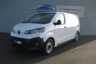 Peugeot Expert Fourgon blanc en 3/4 avant droit, avec calandre noire et jantes acier simples.