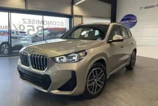 BMW X1 xDrive 20d 2024 en Spacesilber metallic, vue 3/4 avant avec calandre imposante et jantes 18 pouces M Sport.