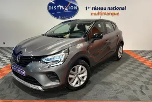 Renault Captur gris 2022 en 3/4 avant droit, avec phares LED allumés et jantes alliage visibles.