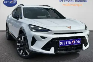 Vue 3/4 avant d'une CUPRA Formentor blanc Nevada métallisé avec calandre noire et jantes alu distinctives.