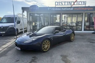 Lotus Evora 3.5 V6 S 2015 bleu Nightfall en 3/4 avant droit avec jantes dorées et aileron arrière visible.