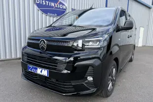 Citroën Jumpy Cabine Approfondie noir perla en 3/4 avant droit, avec calandre moderne et phares LED distinctifs.