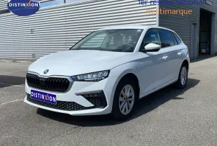 SKODA SCALA blanc glacier vue 3/4 avant droit, avec calandre noire et jantes alliage 16 pouces.