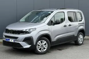Peugeot Rifter gris acier en 3/4 avant droit, avec jantes alu 16 pouces et portes latérales coulissantes.