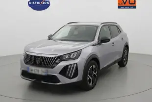 Peugeot 2008 Hybrid gris en 3/4 avant droit, avec barres de toit et jantes alliage 17 pouces visibles.