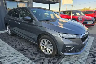 SKODA SCALA gris graphite métal vue 3/4 avant droit avec jantes alliage 17 pouces, stationnée en extérieur.
