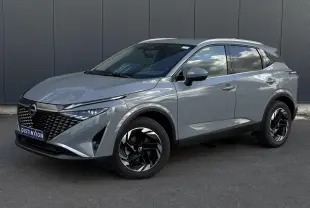 Nissan Qashqai 2025 gris Ceramic en 3/4 avant droit avec jantes alliage noires et calandre distinctive.
