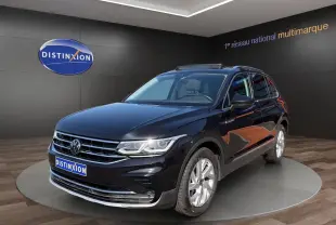 Volkswagen Tiguan noir intense en 3/4 avant droit, jantes alu 18 pouces et toit panoramique visible.