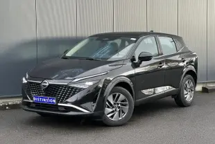 Nissan Qashqai noir nacré vu en 3/4 avant droit, avec calandre distinctive et jantes alliage 17 pouces.