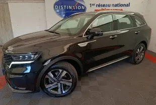 KIA Sorento noir hybride rechargeable vu en 3/4 avant droit, avec jantes alliage et feux LED allumés.