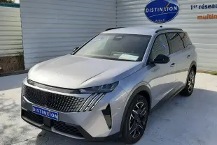 Peugeot 5008 Hybrid gris Artense métal en 3/4 avant droit, avec calandre distinctive et jantes noires bicolores.