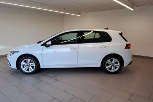 Profil côté gauche d'une Volkswagen Golf blanche Pure de 2022, finition Life Business avec jantes alliage et caméra de recul.