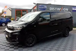 Vue 3/4 avant droite du Citroën Jumpy Cabine Approfondie XL noir Perla avec jantes noires et vitres teintées.