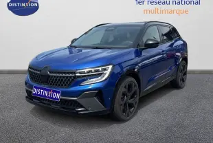 Renault Austral 2024 bleu Iron Metal avec toit noir, vue 3/4 avant droit mettant en valeur ses optiques LED et jantes noires.