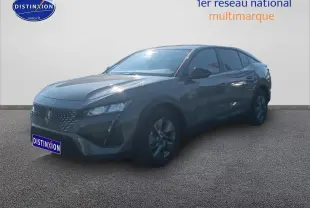 Peugeot 408 Hybrid 145 allure gris sellenium en 3/4 avant droit, avec jantes alu et vitres teintées.