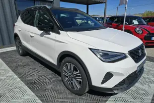 SEAT Arona blanc toit noir en 3/4 avant droit, avec calandre FR et jantes alliage 17 pouces visibles.