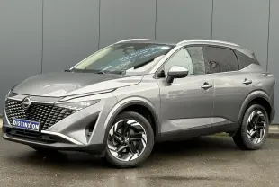 Nissan Qashqai 2024 gris Squale en 3/4 avant droit, avec calandre noire texturée et jantes alliage 18 pouces.