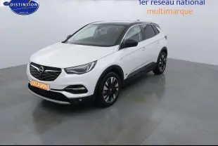 Opel Grandland X blanc nacré vue 3/4 avant droit avec toit noir et jantes alliage bicolores.