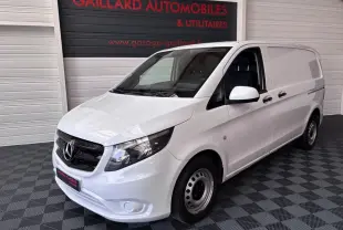 Vue 3/4 avant droit d’un utilitaire Mercedes Vito blanc 111 CDI Compact avec porte latérale et hayon fermé.