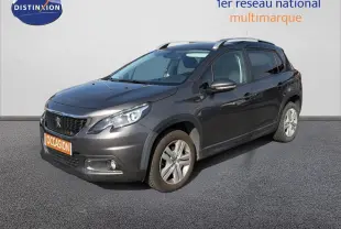Peugeot 2008 gris platinium en 3/4 avant droit, mettant en valeur ses lignes compactes et ses jantes alliage.