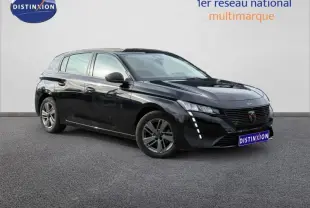 Peugeot 308 noir Perla Nera vue en 3/4 avant droit, avec calandre noire et feux LED verticaux distinctifs.